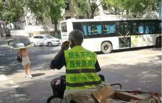 观点：环卫工人成“活体广告牌”是否合法合理？