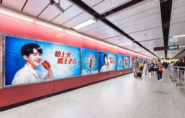 王老吉抢占先机，强势广告霸屏深圳地铁