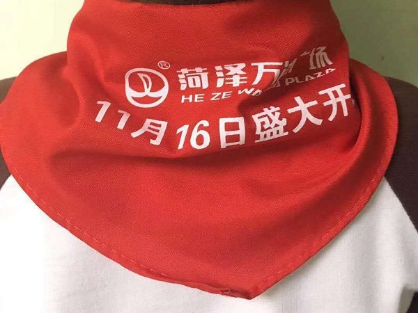 红领巾上印万达广告！广告营销无底线？  ​