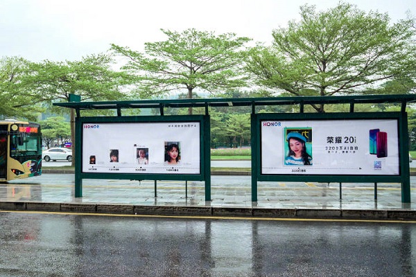 公交候车亭广告大量投放，荣耀手机线下宣传加强