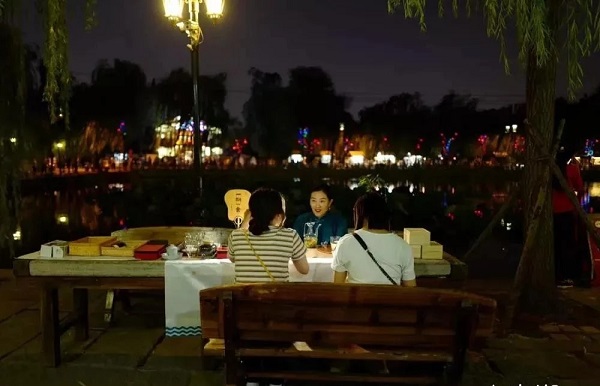 户外媒体助力点亮夜经济，激发新一轮消费升级