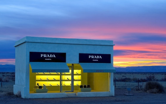 德克萨斯州90号公路戈壁中的Prada